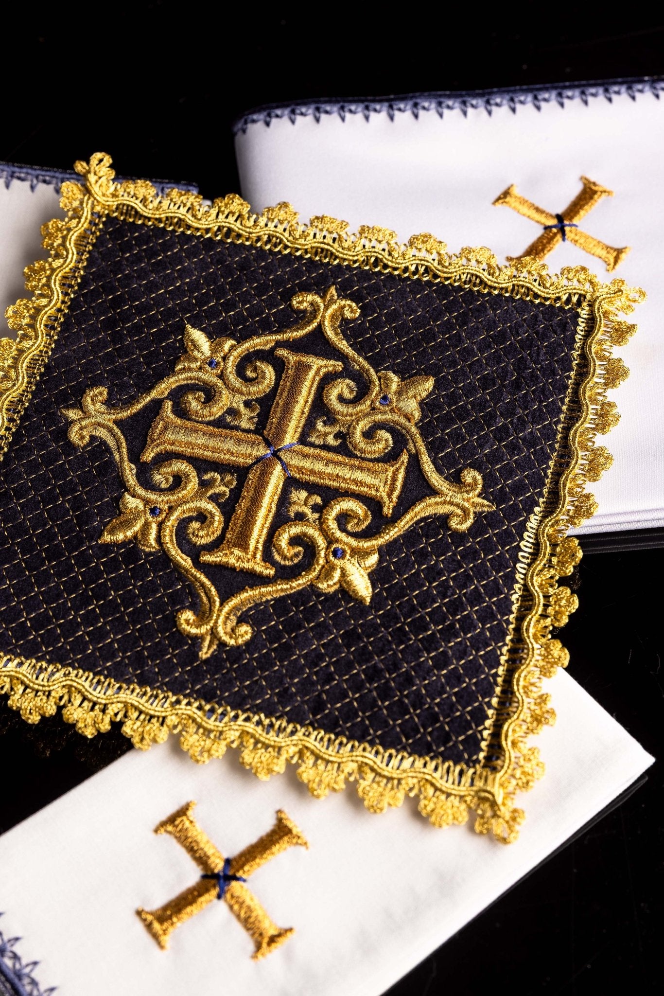 Set the Calice en lin avec croix brodée, velours violet LE/5029/C3 - CHASUBLES.FR