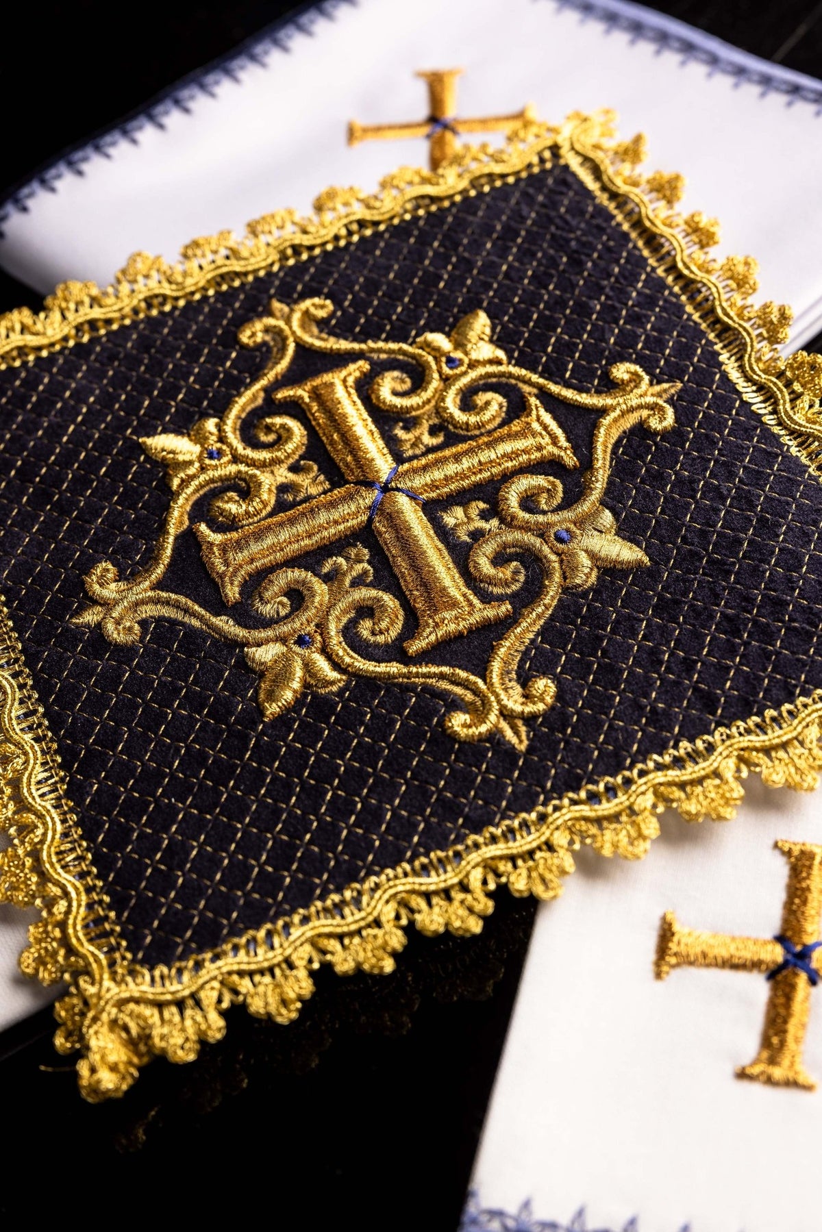 Set the Calice en lin avec croix brodée, velours violet LE/5029/C3 - CHASUBLES.FR
