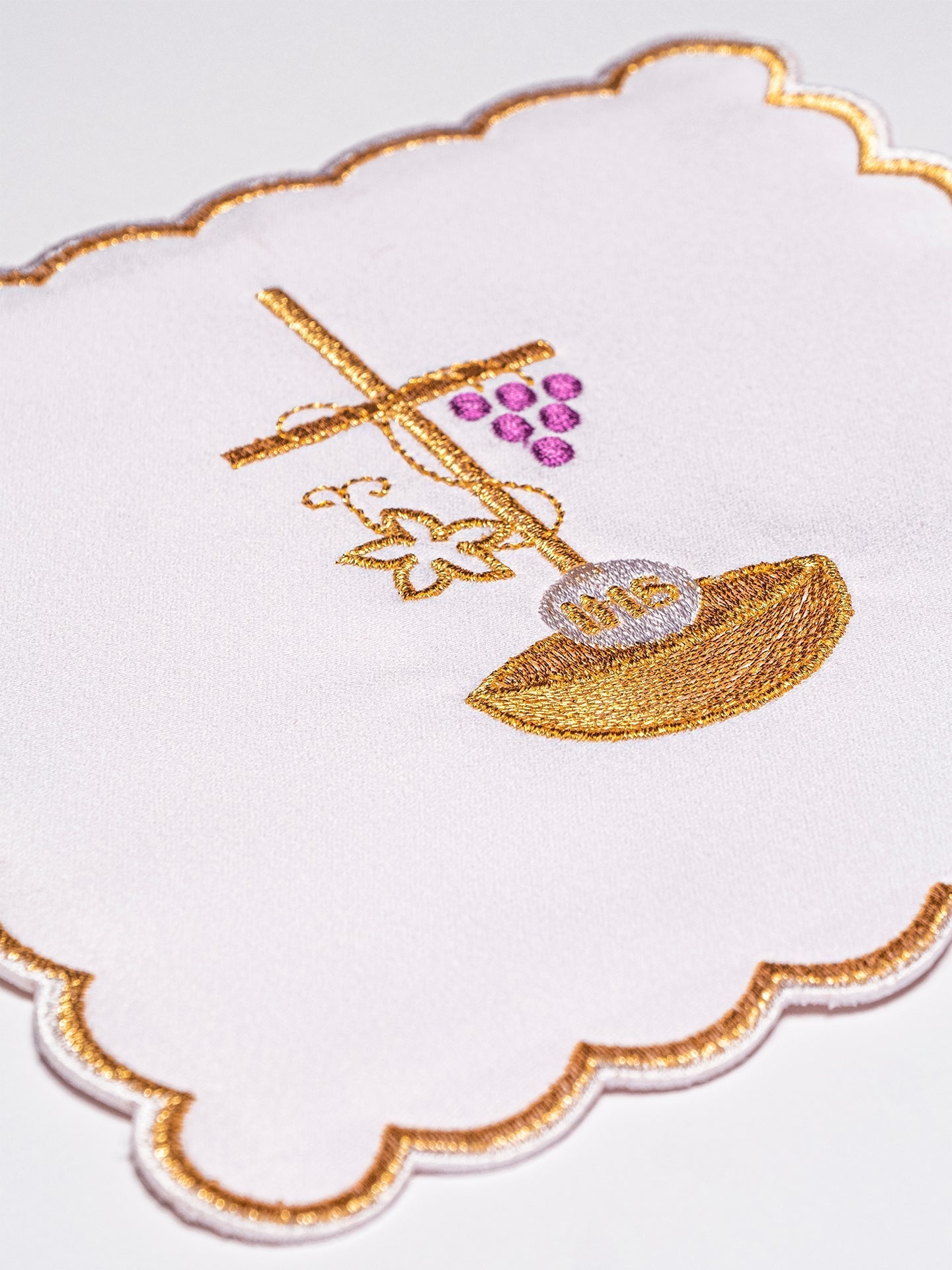 Tasse simple en lin avec broderie dorée KK/063/04 - CHASUBLES.FR