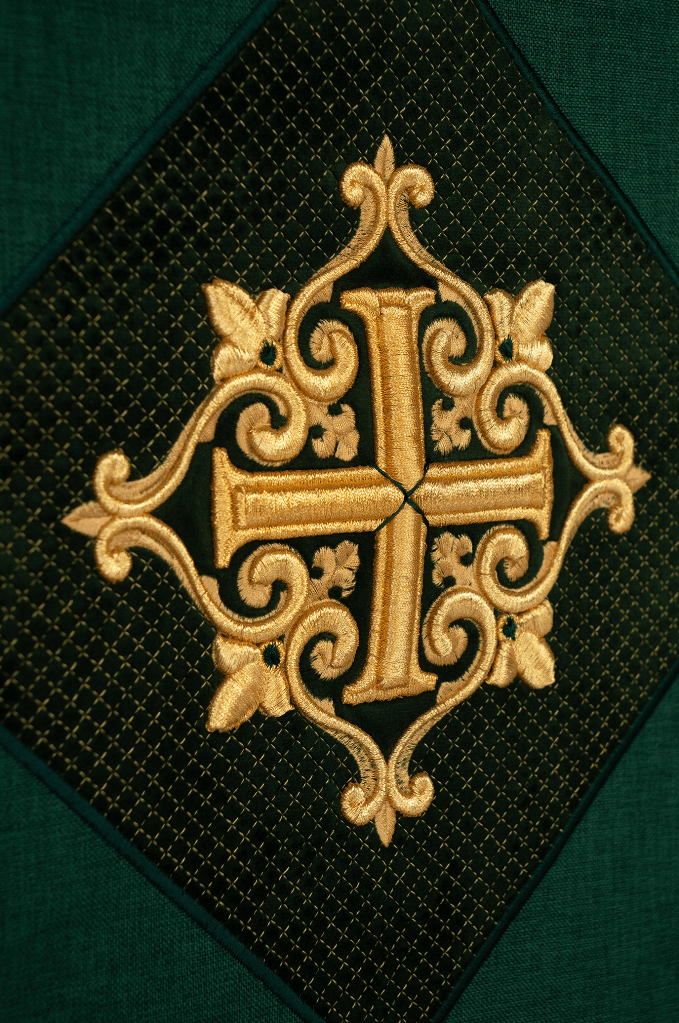 Vert serviette avec croix brodée pour le lectionnaire Velours vert LE/8029/01 ZIELONY 55*250 - CHASUBLES.FR