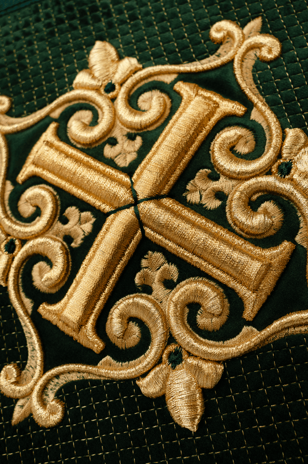 Vert serviette avec croix brodée pour le lectionnaire Velours vert LE/8029/01 ZIELONY 55*250 - CHASUBLES.FR