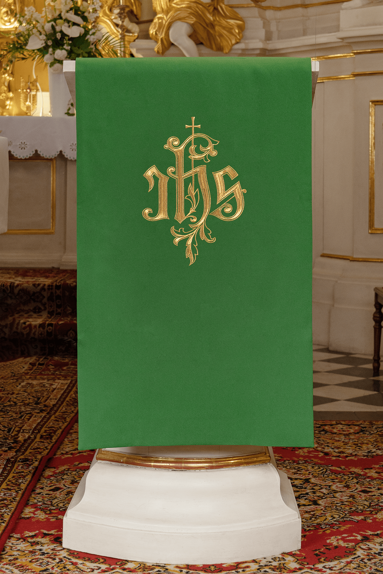 Vert voile de lutrin brodée avec le symbole IHS KMO/013/01/01 ZIELONY 55*250 - CHASUBLES.FR