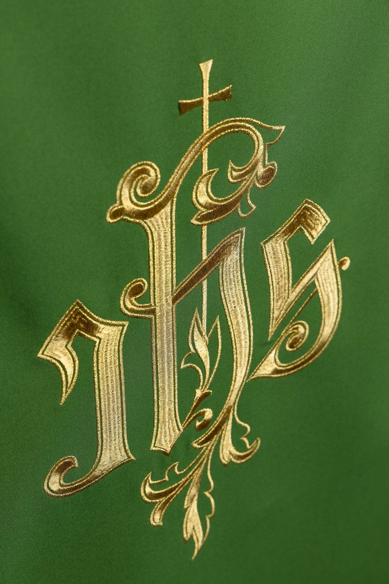 Vert voile de lutrin brodée avec le symbole IHS KMO/013/01/01 ZIELONY 55*250 - CHASUBLES.FR