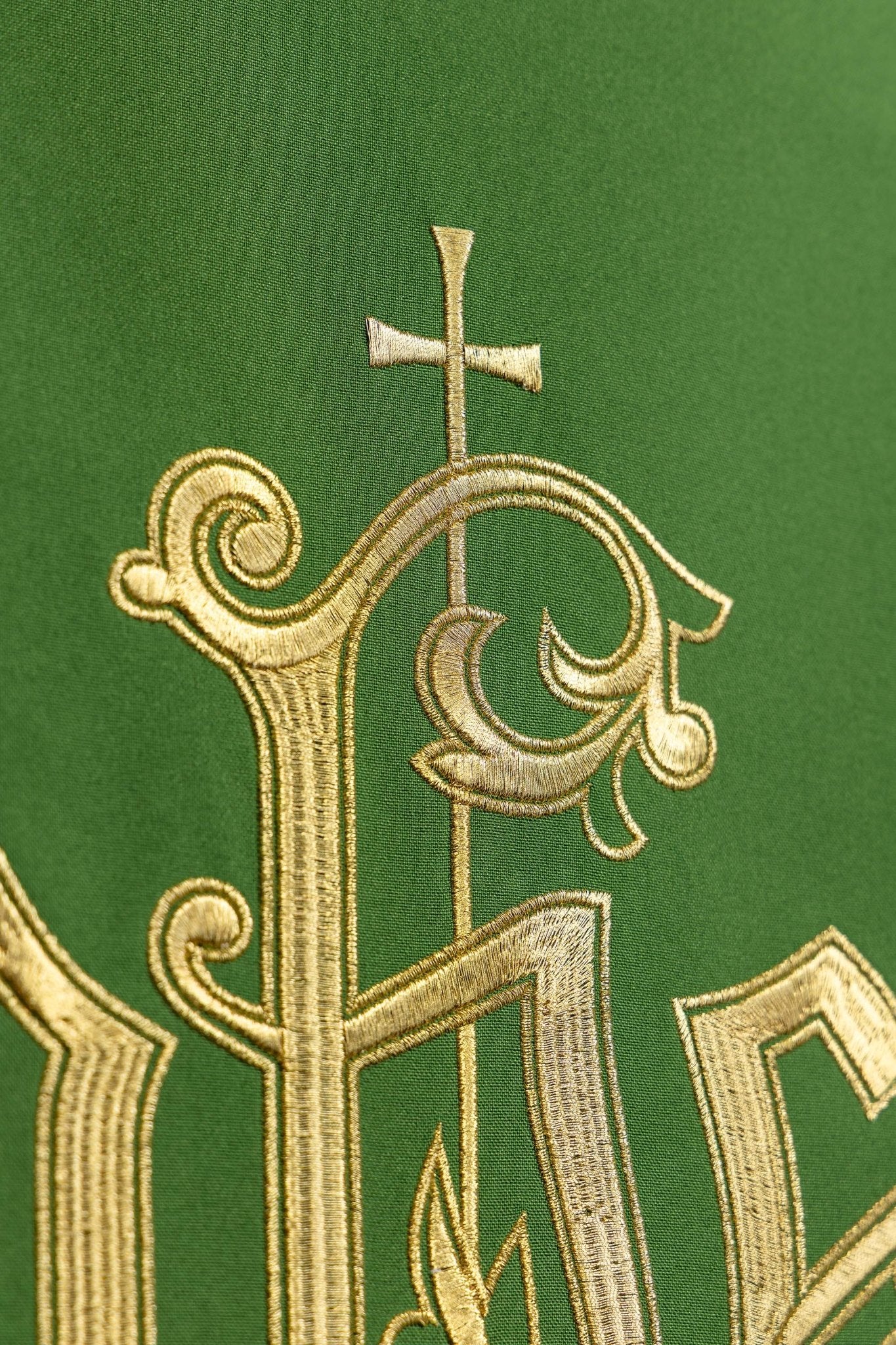 Vert voile de lutrin brodée avec le symbole IHS KMO/013/01/01 ZIELONY 55*250 - CHASUBLES.FR