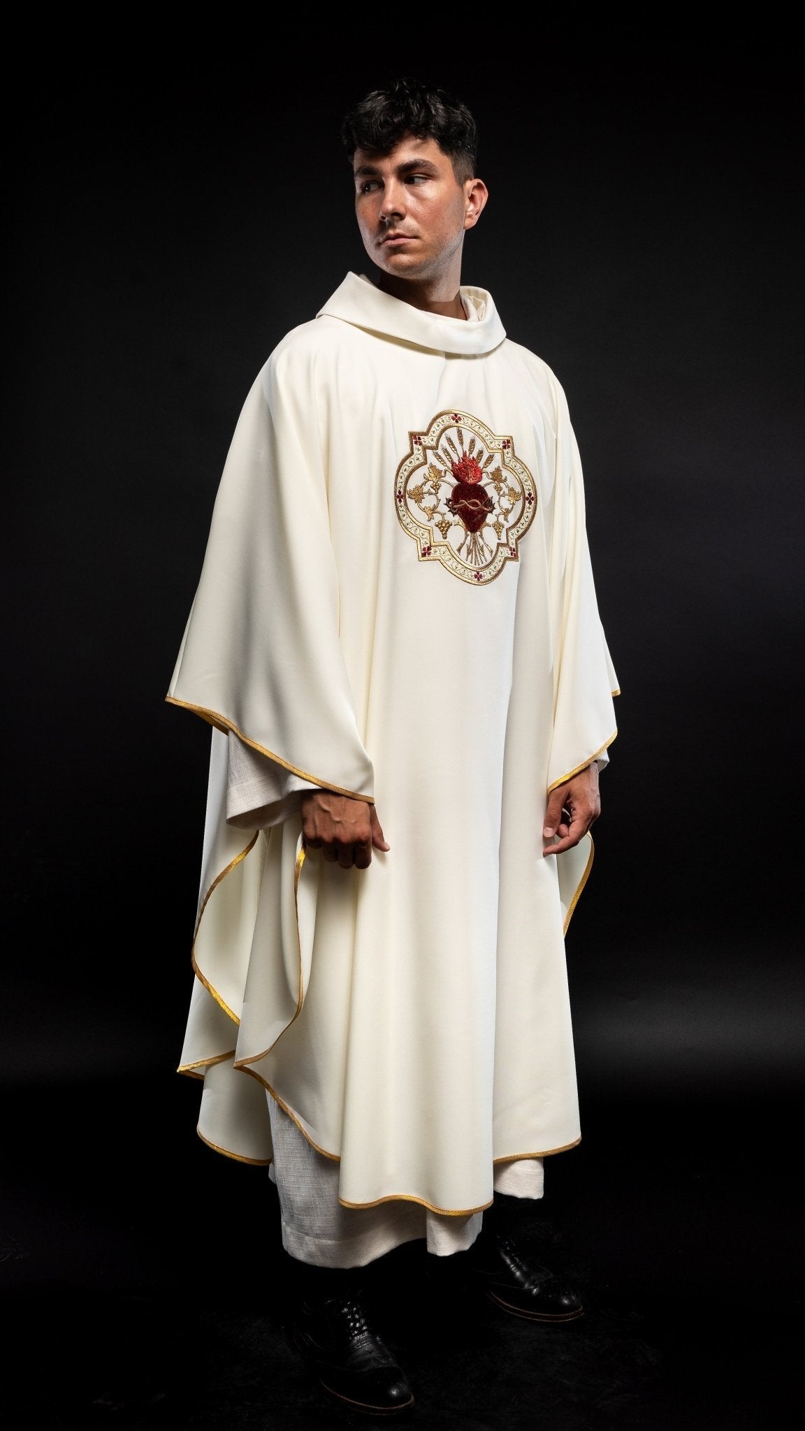 Vêtement brodé Cœur de Jésus et calice KOR/118/05/01 ECRU - CHASUBLES.FR