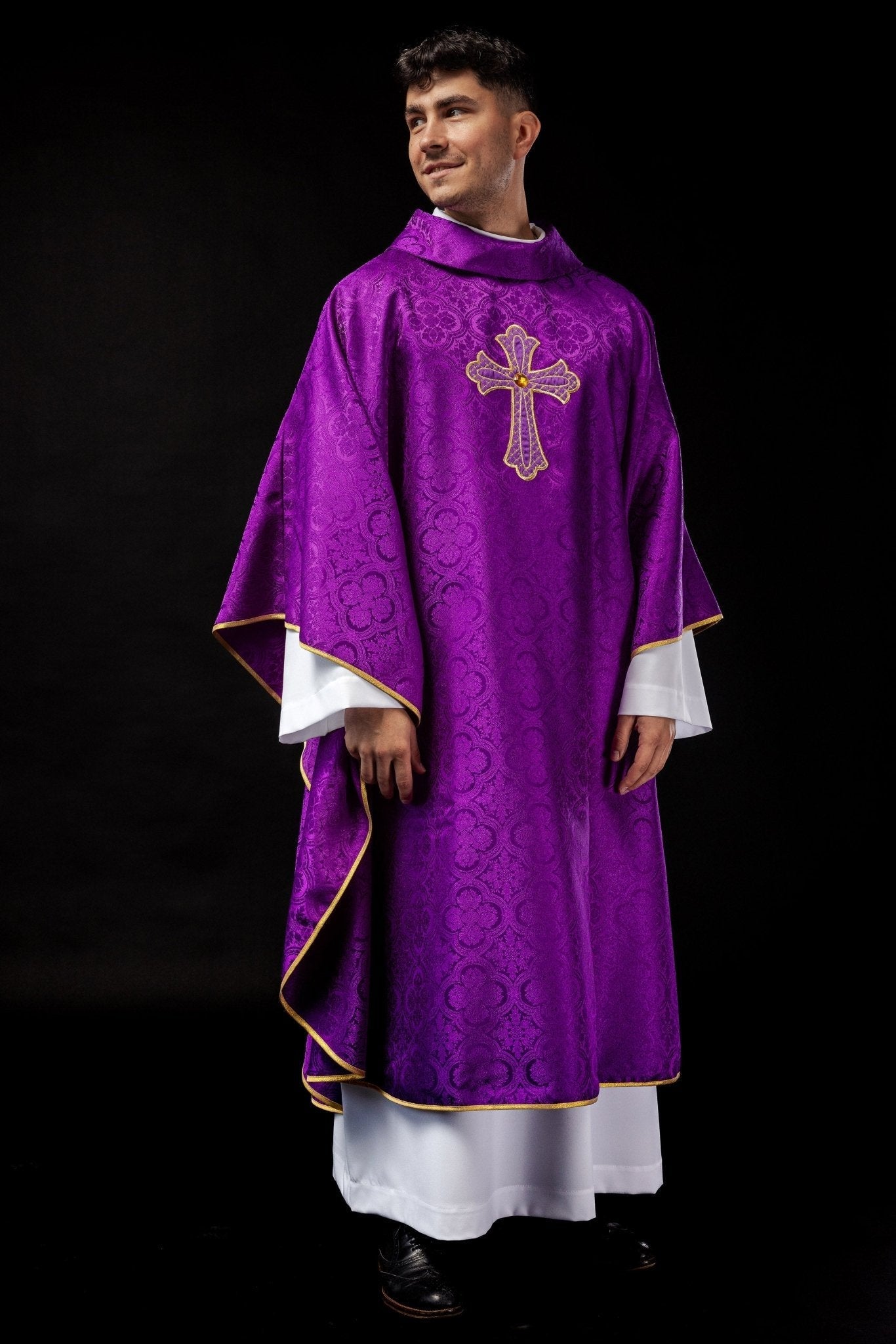 Violet Chasuble brodé du symbole de la croix KOR/227/03/11 - CHASUBLES.FR