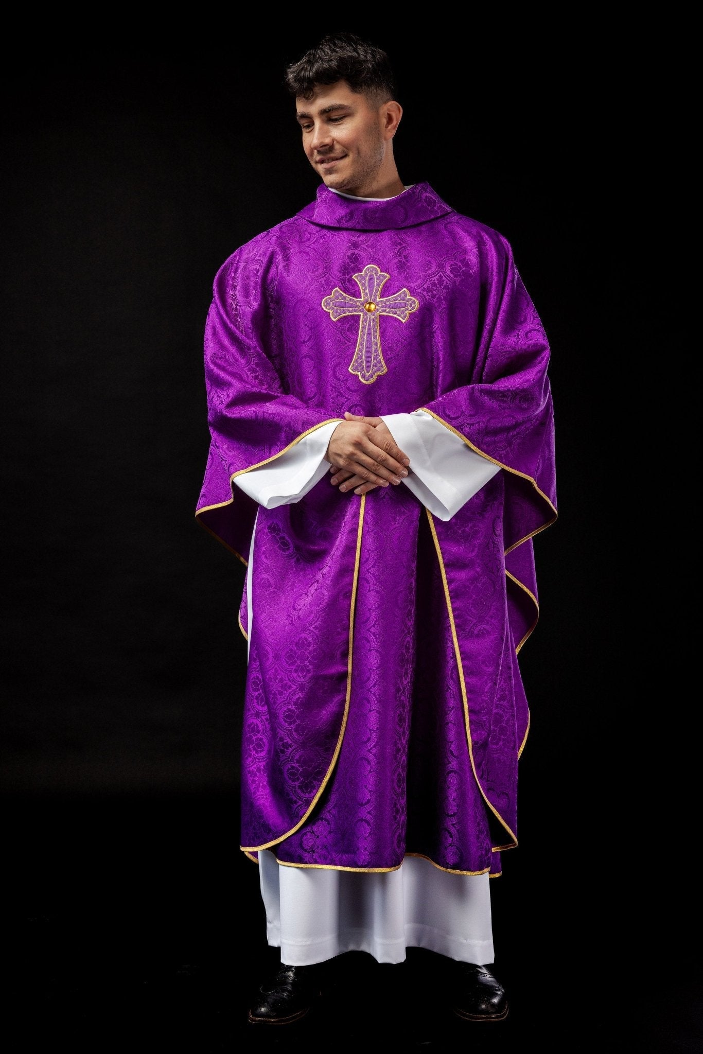 Violet Chasuble brodé du symbole de la croix KOR/227/03/11 - CHASUBLES.FR