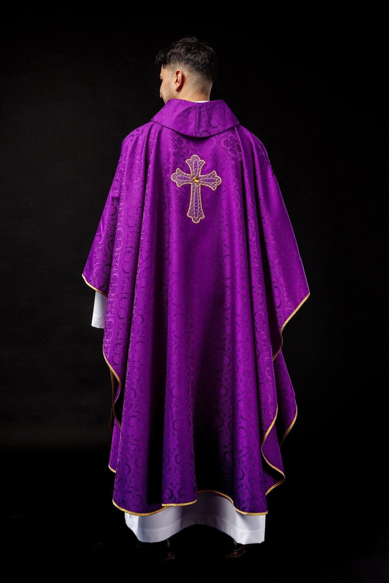 Violet Chasuble brodé du symbole de la croix KOR/227/03/11 - CHASUBLES.FR