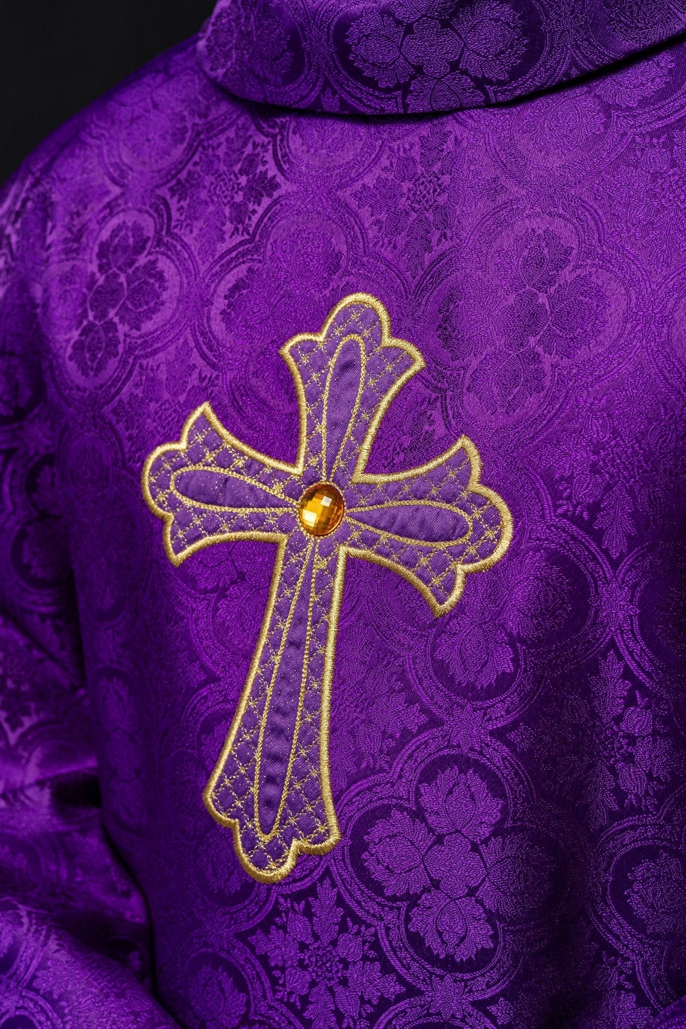 Violet Chasuble brodé du symbole de la croix KOR/227/03/11 - CHASUBLES.FR