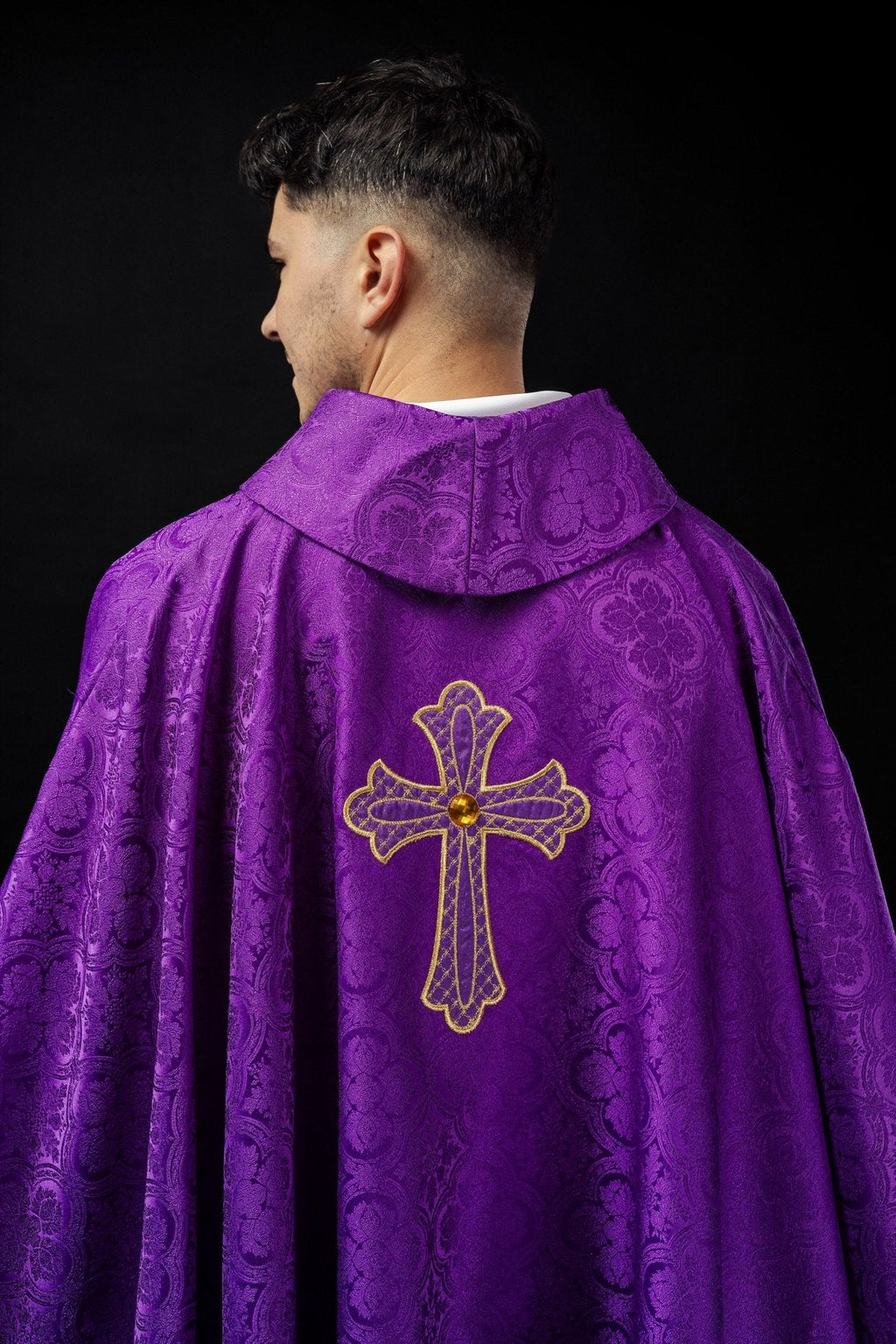 Violet Chasuble brodé du symbole de la croix KOR/227/03/11 - CHASUBLES.FR