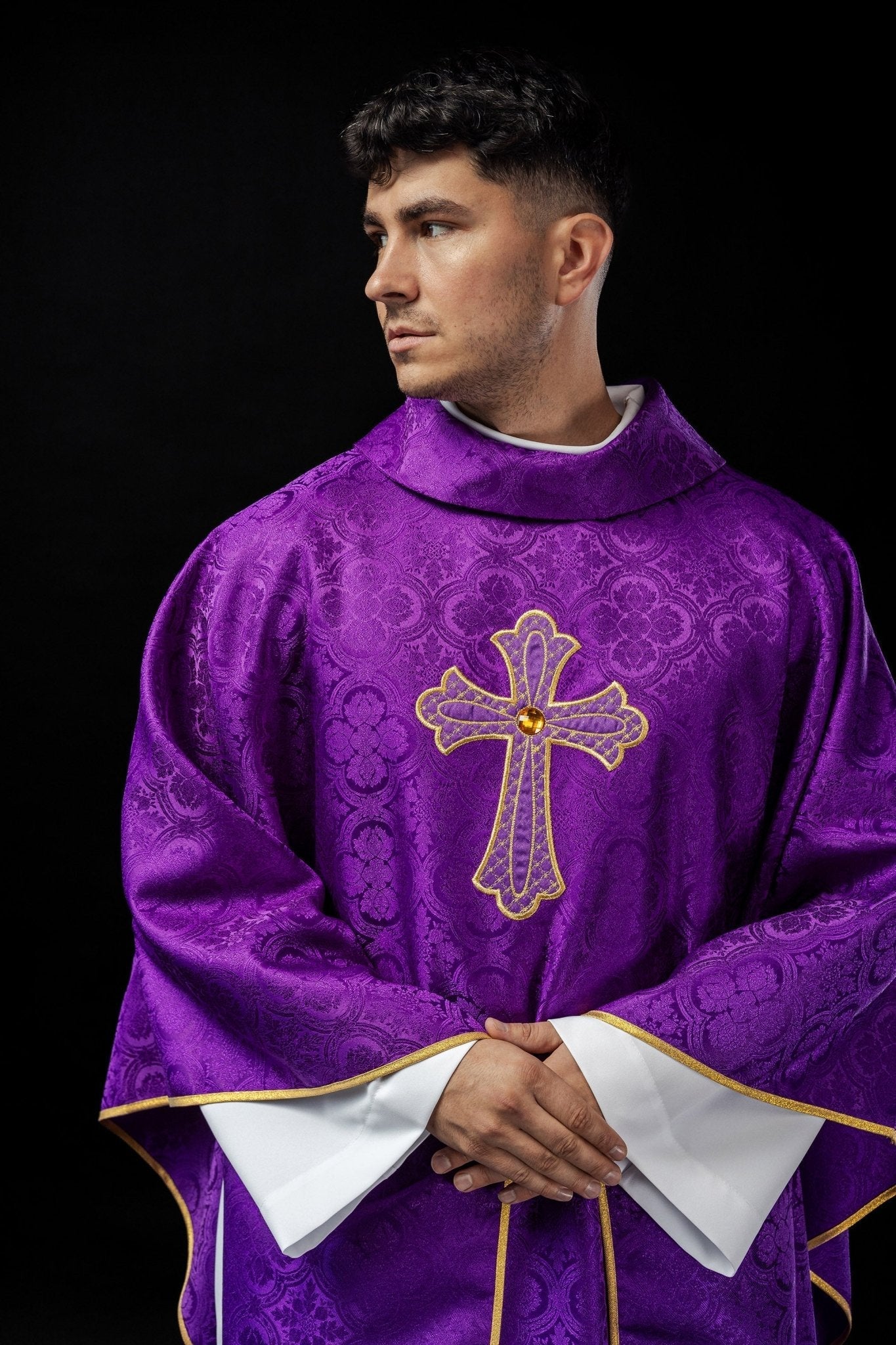 Violet Chasuble brodé du symbole de la croix KOR/227/03/11 - CHASUBLES.FR