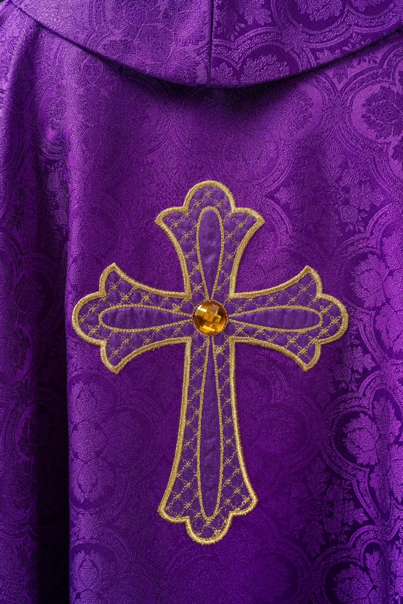 Violet Chasuble brodé du symbole de la croix KOR/227/03/11 - CHASUBLES.FR
