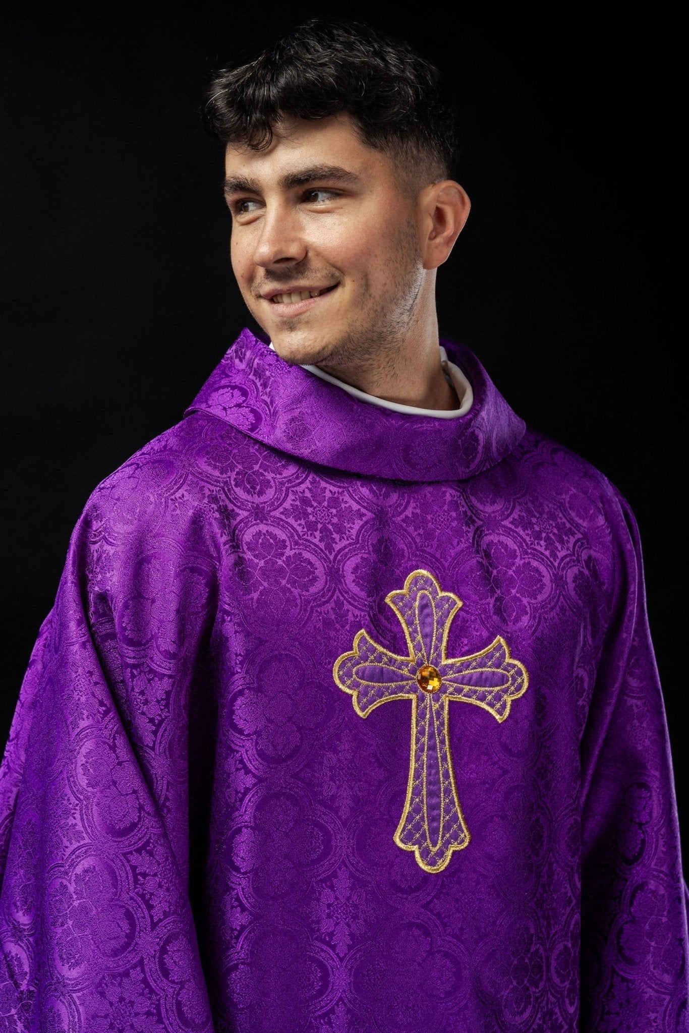 Violet Chasuble brodé du symbole de la croix KOR/227/03/11 - CHASUBLES.FR