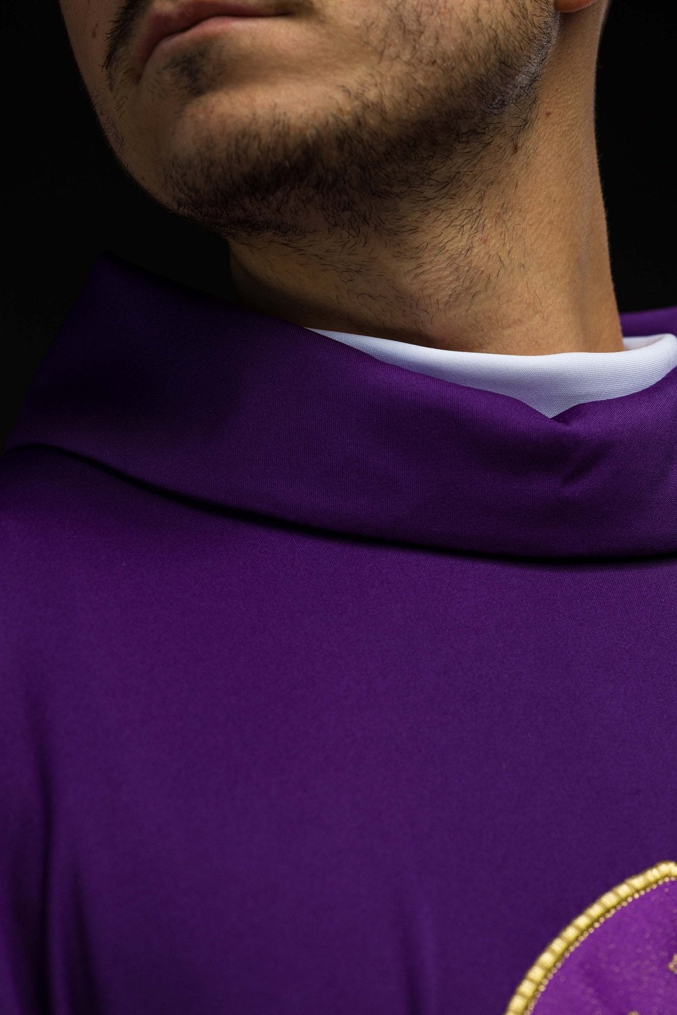 Violet chasuble JHS en tissu léger SACROLITE KOR/388/03/78 - CHASUBLES.FR