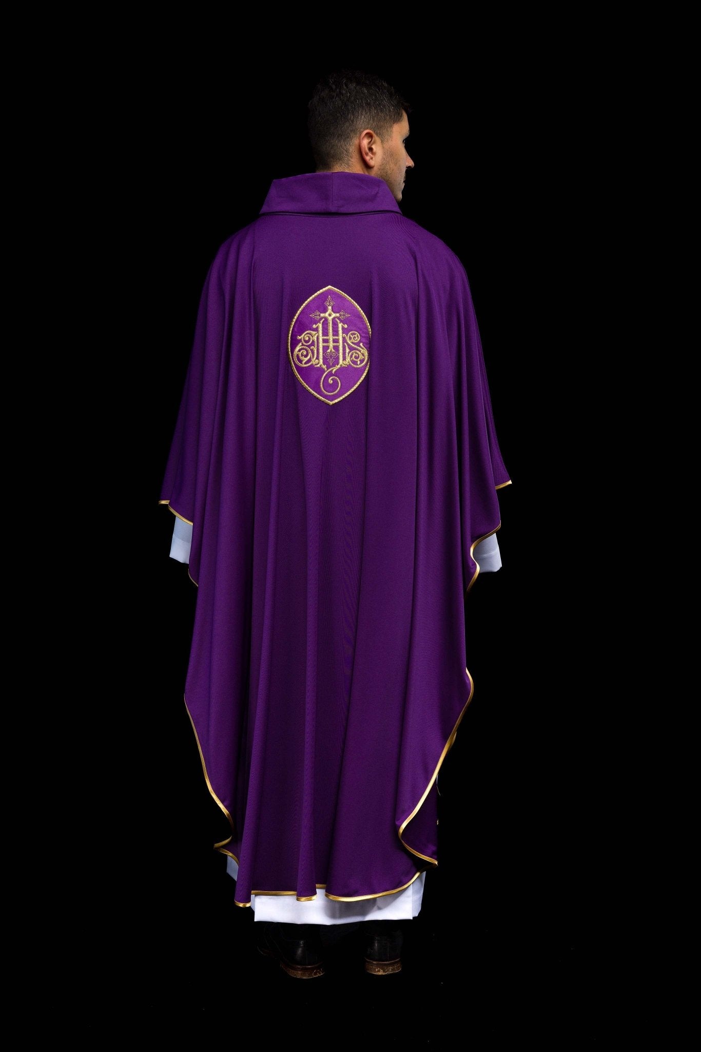 Violet chasuble JHS en tissu léger SACROLITE KOR/388/03/78 - CHASUBLES.FR
