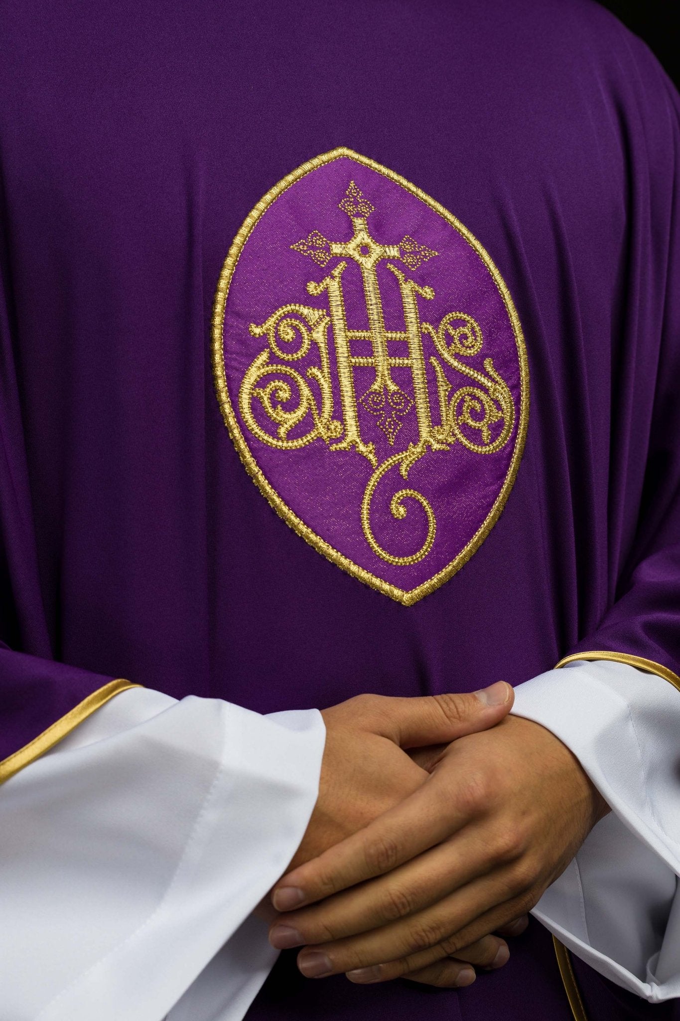 Violet chasuble JHS en tissu léger SACROLITE KOR/388/03/78 - CHASUBLES.FR