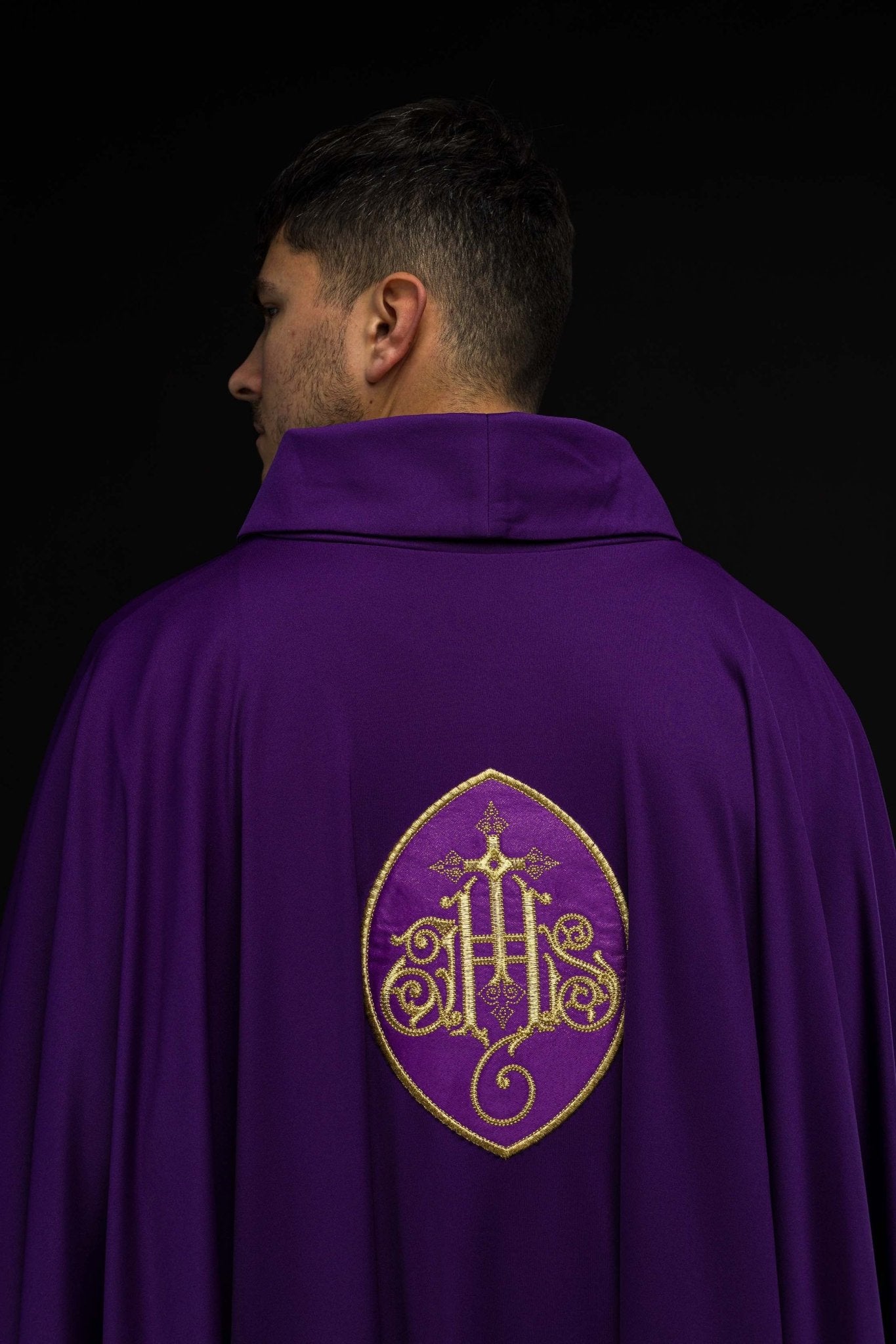 Violet chasuble JHS en tissu léger SACROLITE KOR/388/03/78 - CHASUBLES.FR