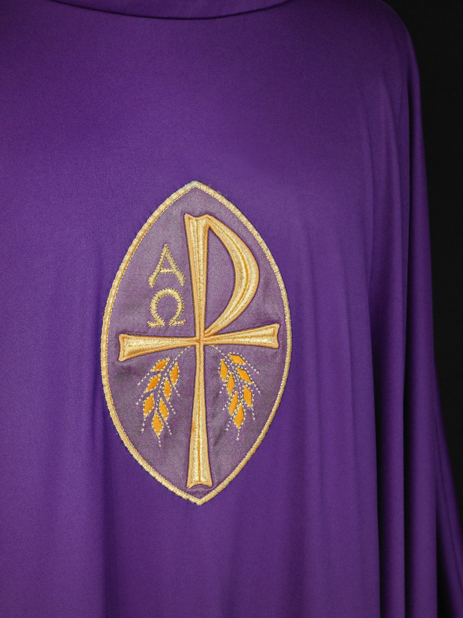 Violet chasuble PAX en tissu léger SACROLITE KOR/387/03/78 - CHASUBLES.FR
