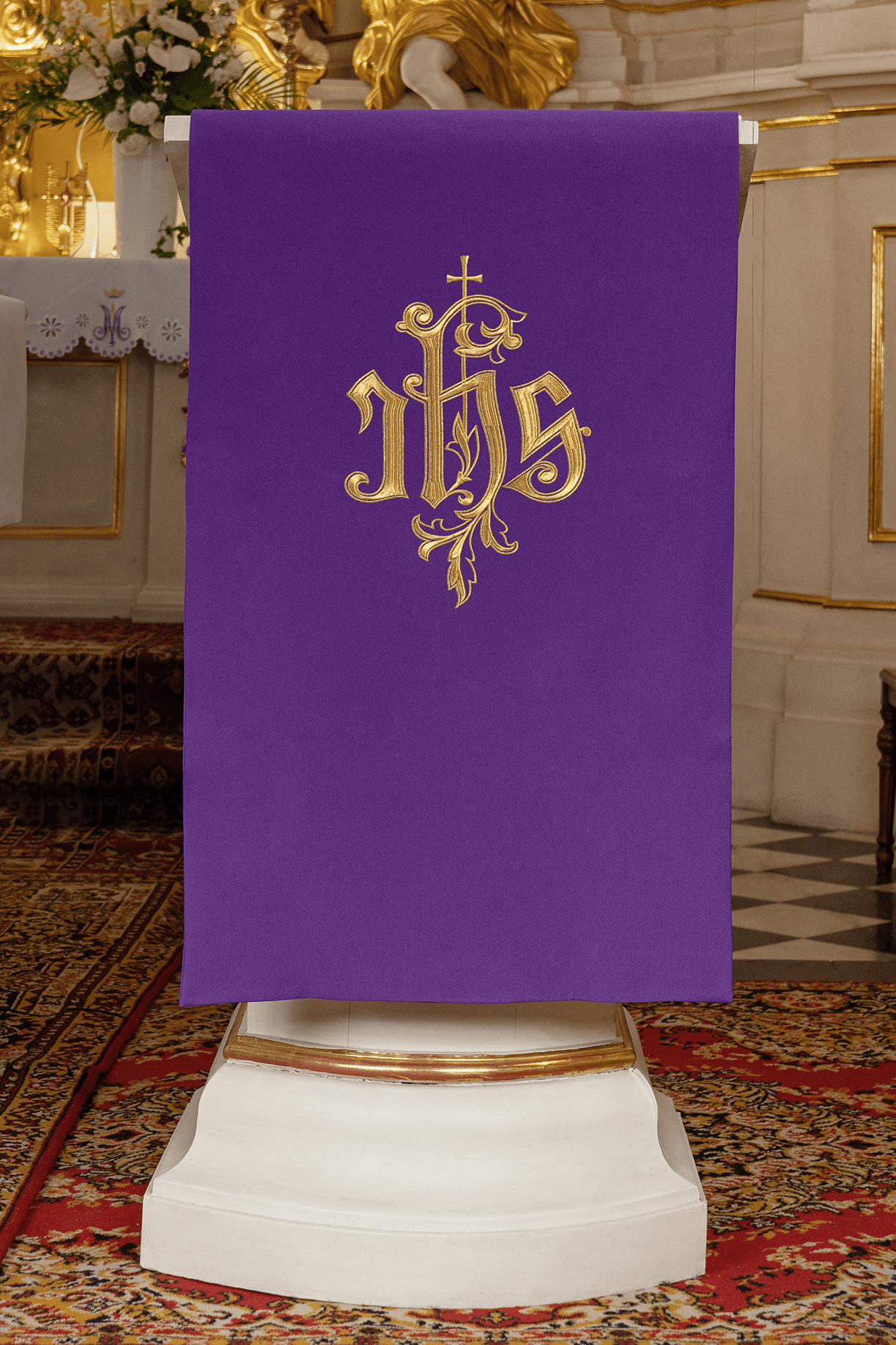 Violet voile de lutrin brodée avec le symbole IHS KMO/013/03/01 FIOLET 55*250 - CHASUBLES.FR