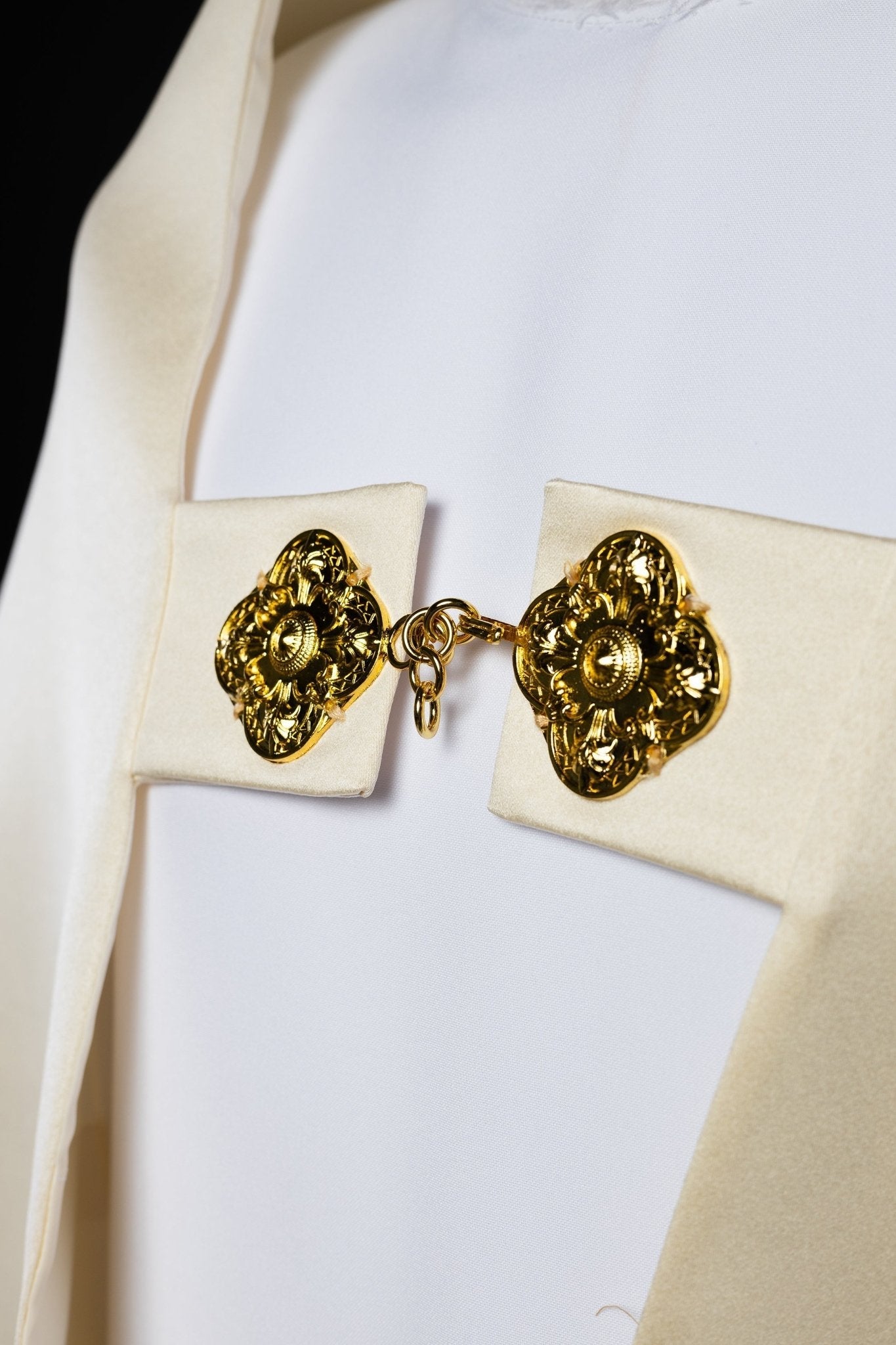 Voile brodé de l'image IHS avec motif floral écru S - 4053 - 05 50*270 - CHASUBLES.FR