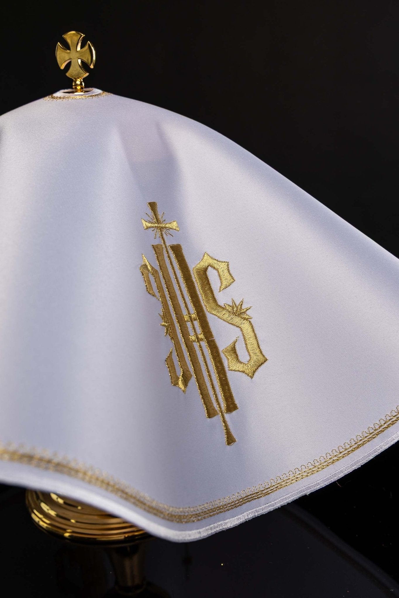 Voile de ciboire rond avec broderie IHS KWE/029/O/04 53cm BIAŁY - CHASUBLES.FR