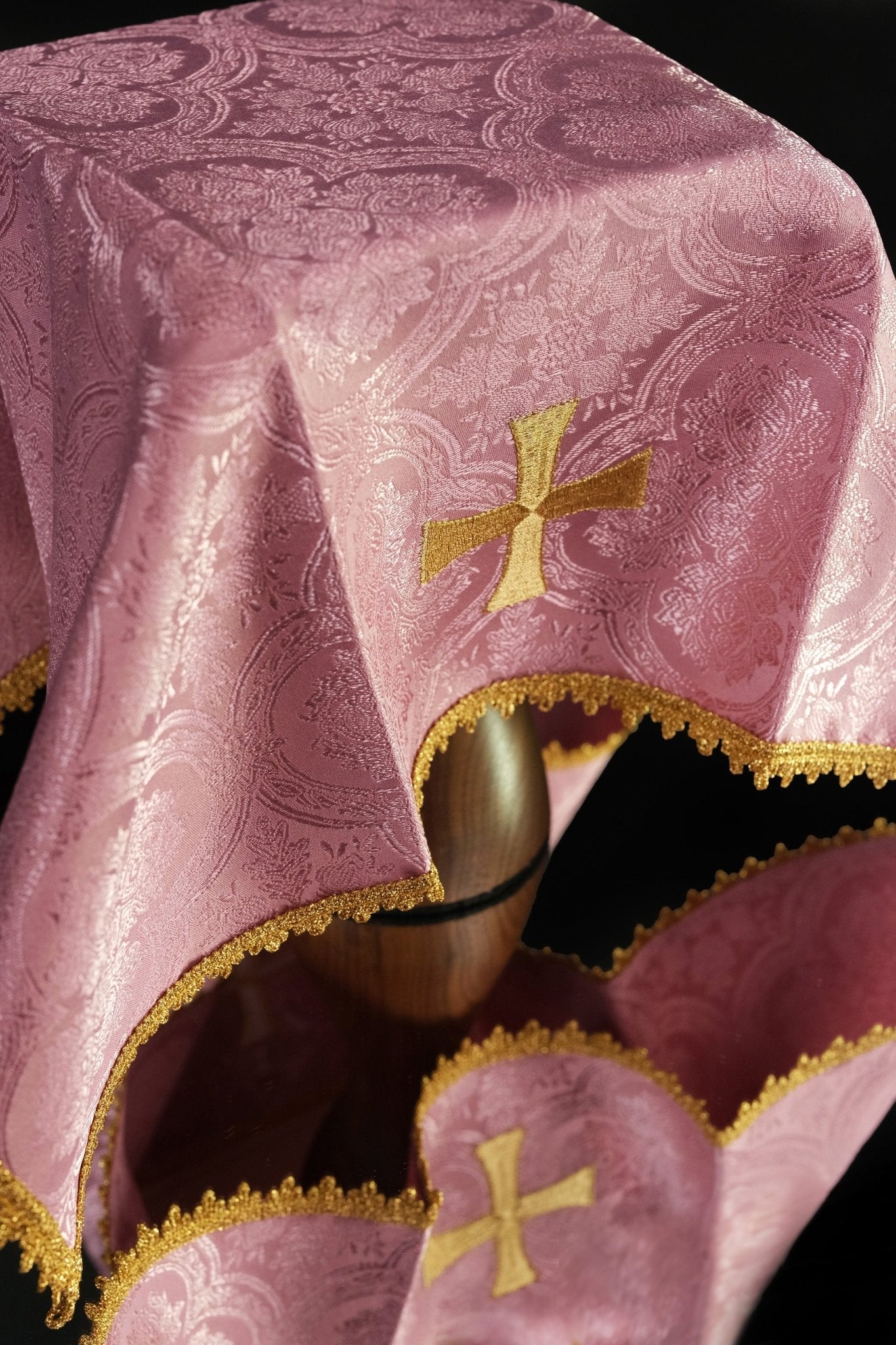 Voile rose pour calice avec symbole de croix en jacquard KWB/002/08/11 50X50 - CHASUBLES.FR