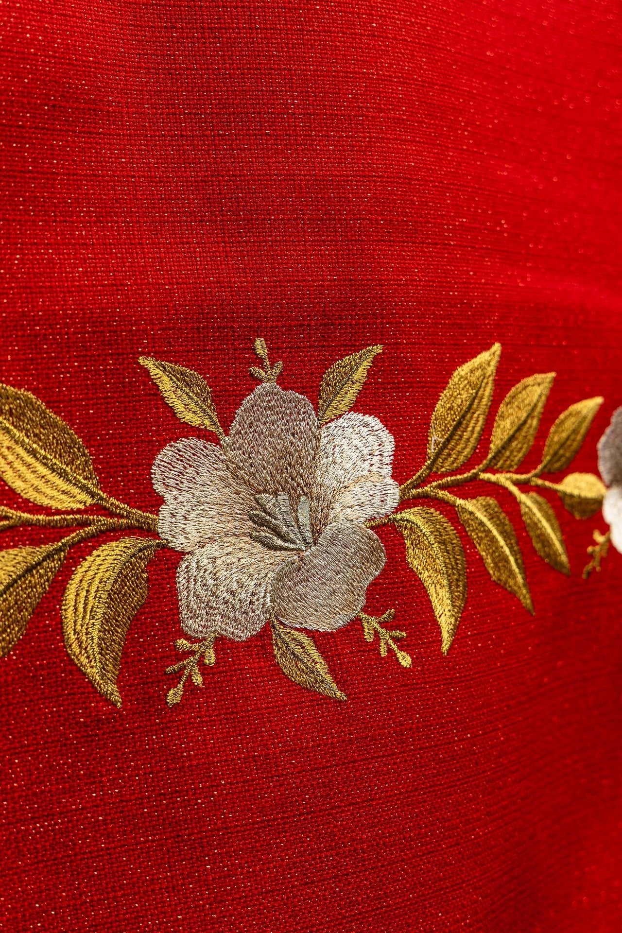 Voile rouge brodé pour lutrin liturgique, avec symbole de la colombe et des flammes LE/8046/02 55*250 - CHASUBLES.FR
