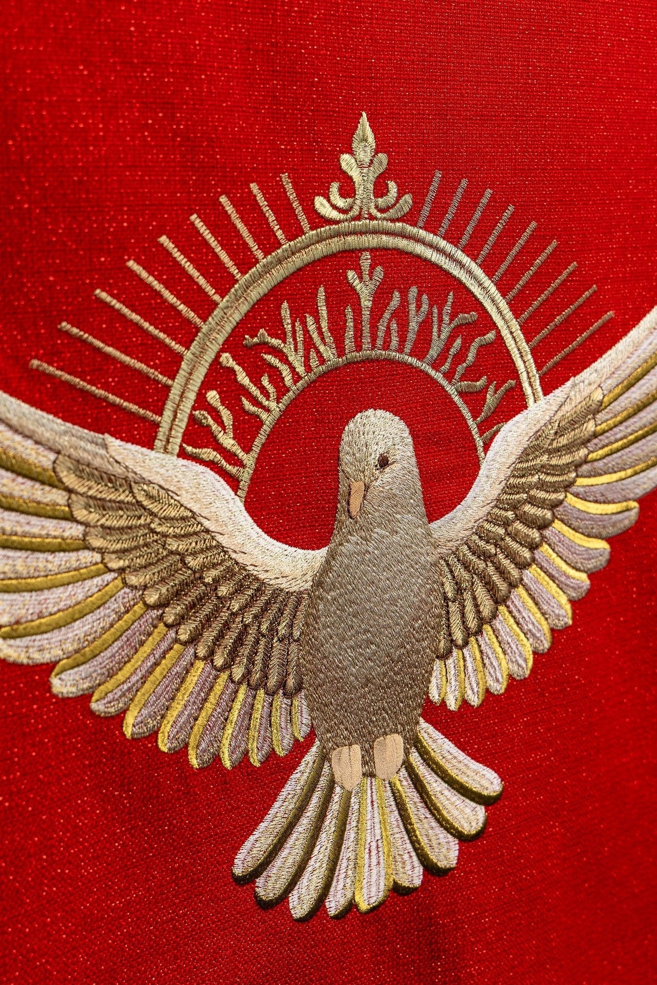 Voile rouge brodé pour lutrin liturgique, avec symbole de la colombe et des flammes LE/8046/02 55*250 - CHASUBLES.FR