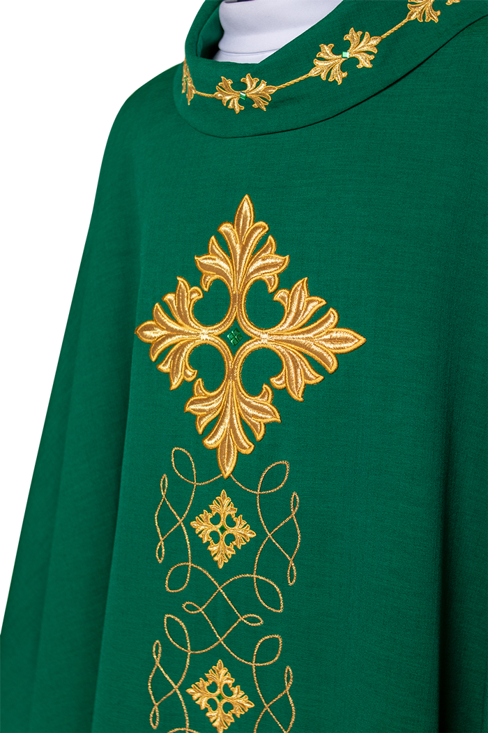 Chasuble verte richement brodée de cordes et de pierres