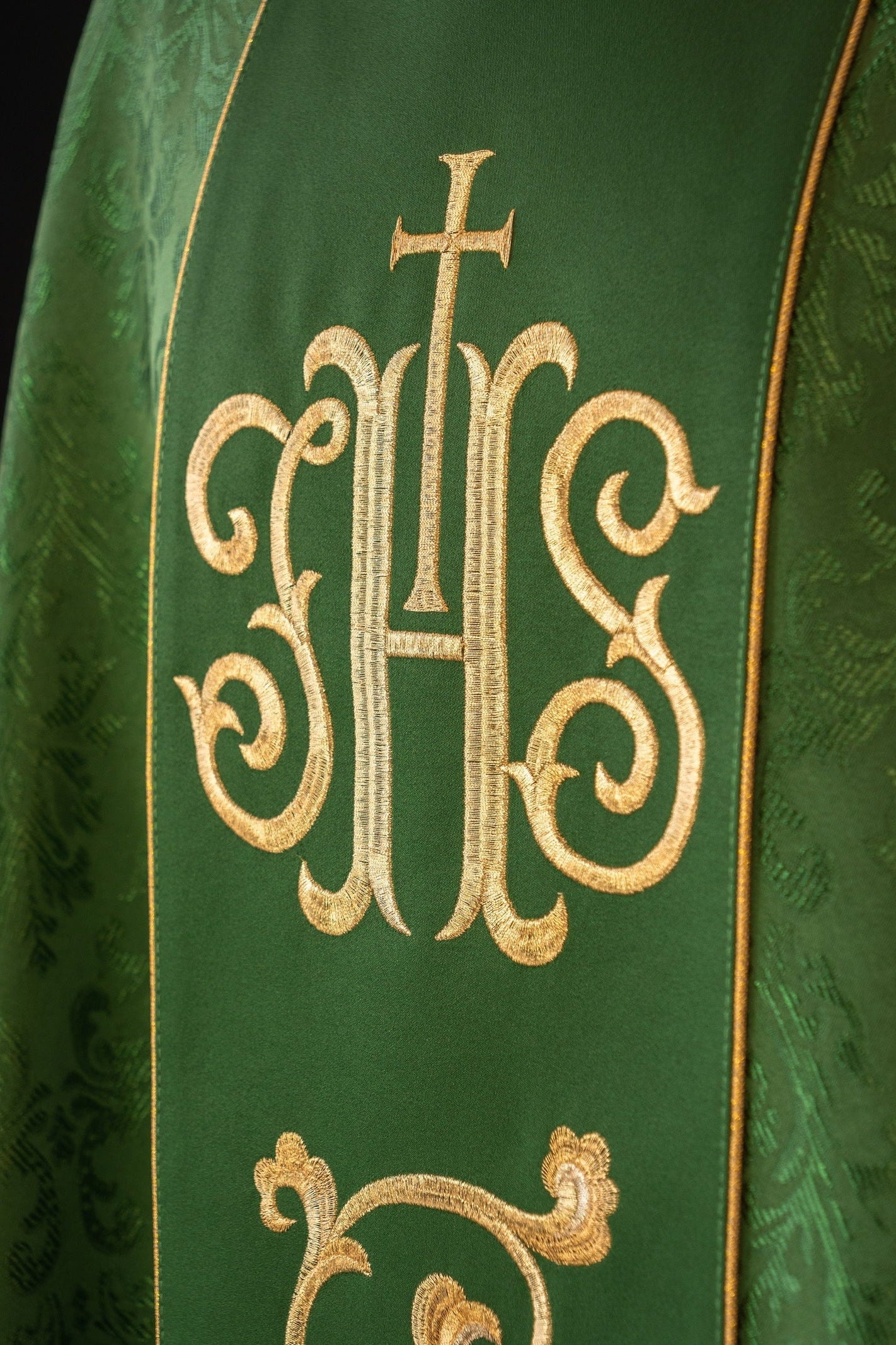 Chasuble liturgique verte avec ceinture IHS richement décorée