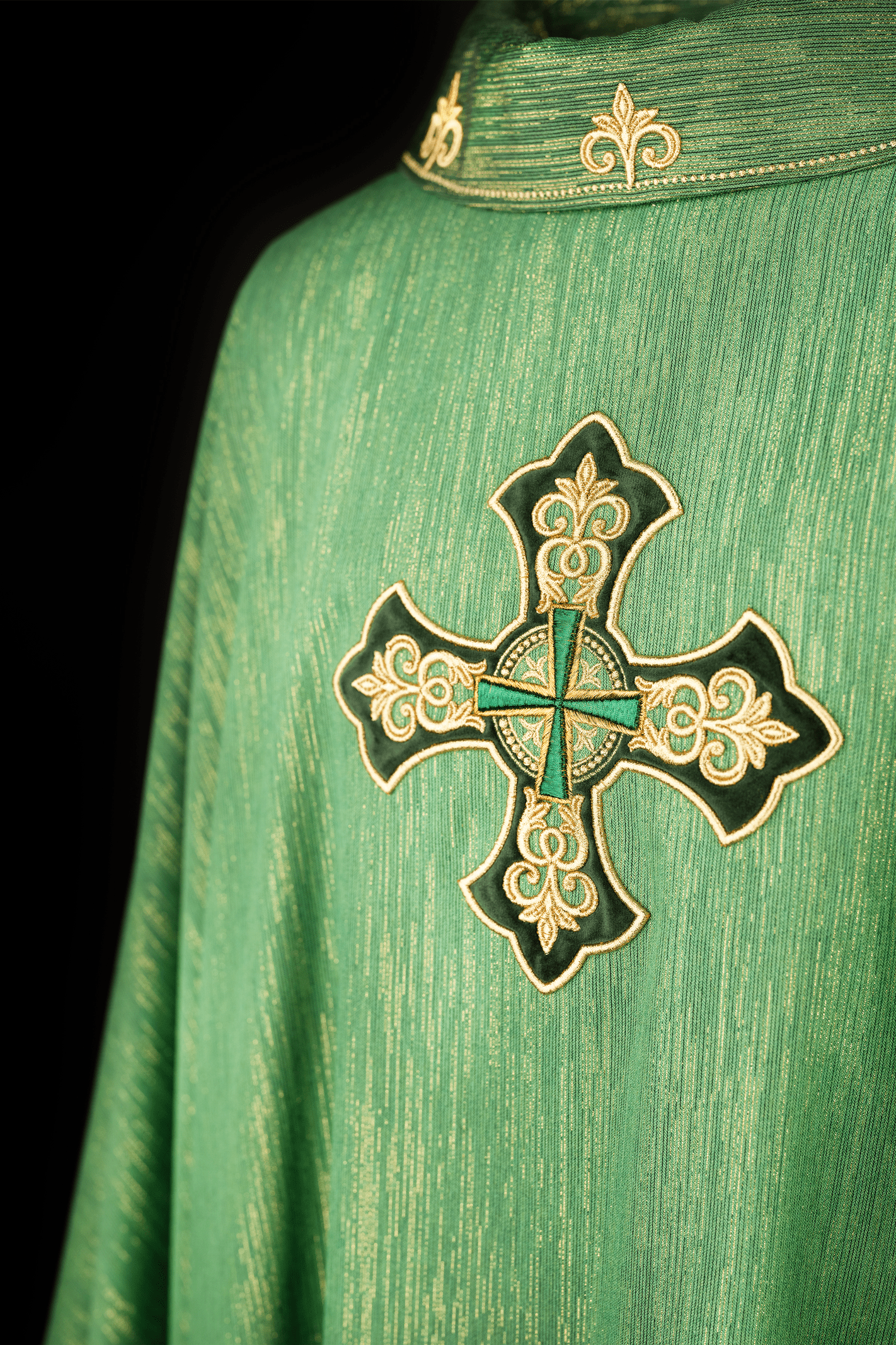 Chasuble verte avec croix richement brodée i zdobionym kołnierzem