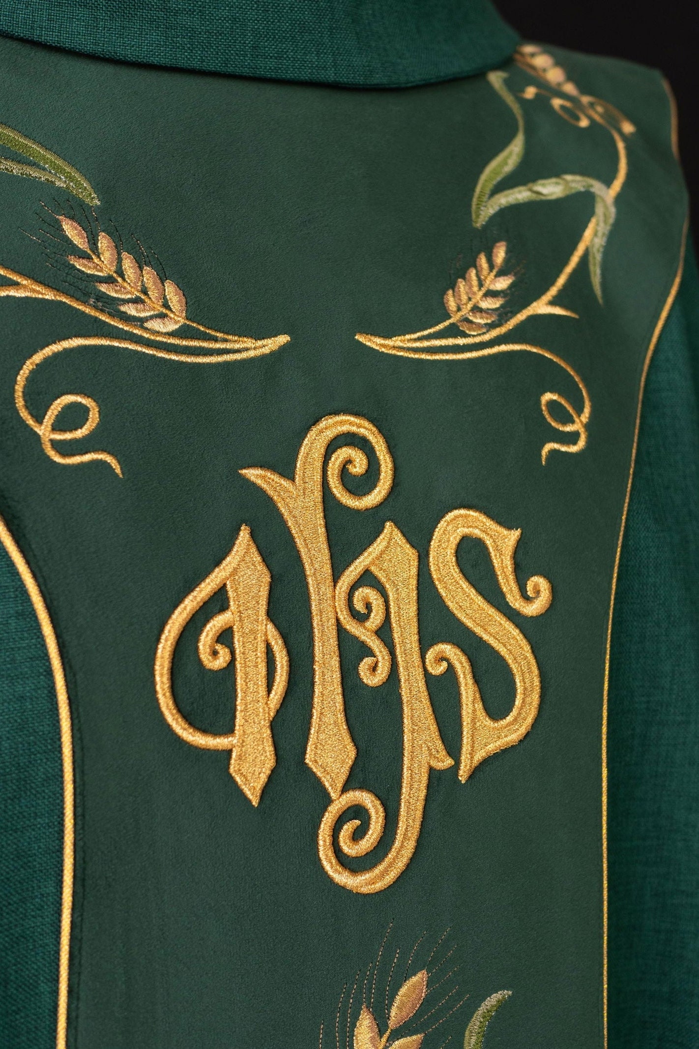 Chasuble verte avec motif de raisin brodé et IHS