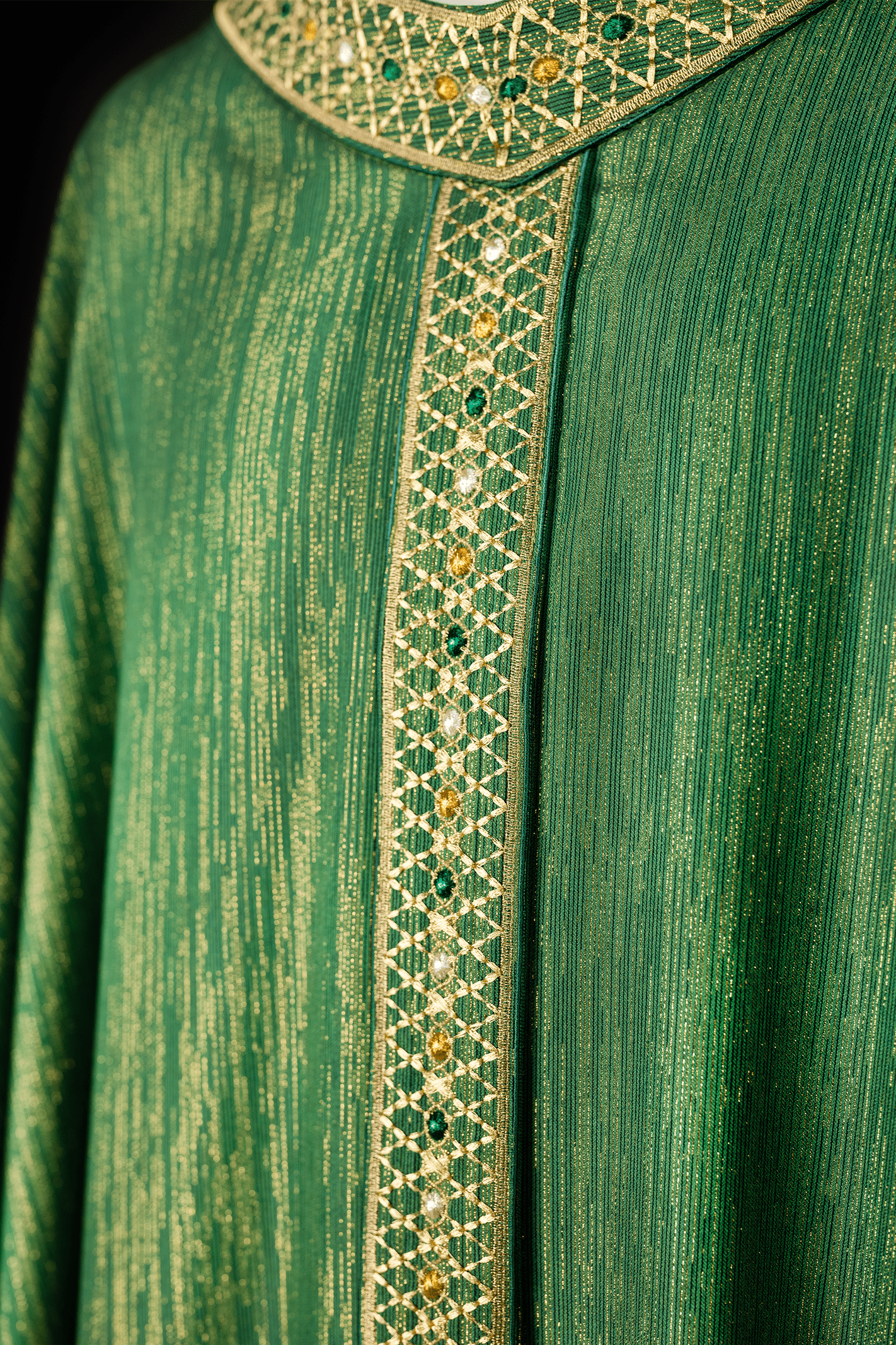 Chasuble verte avec ceinture brodée et col orné de pierres