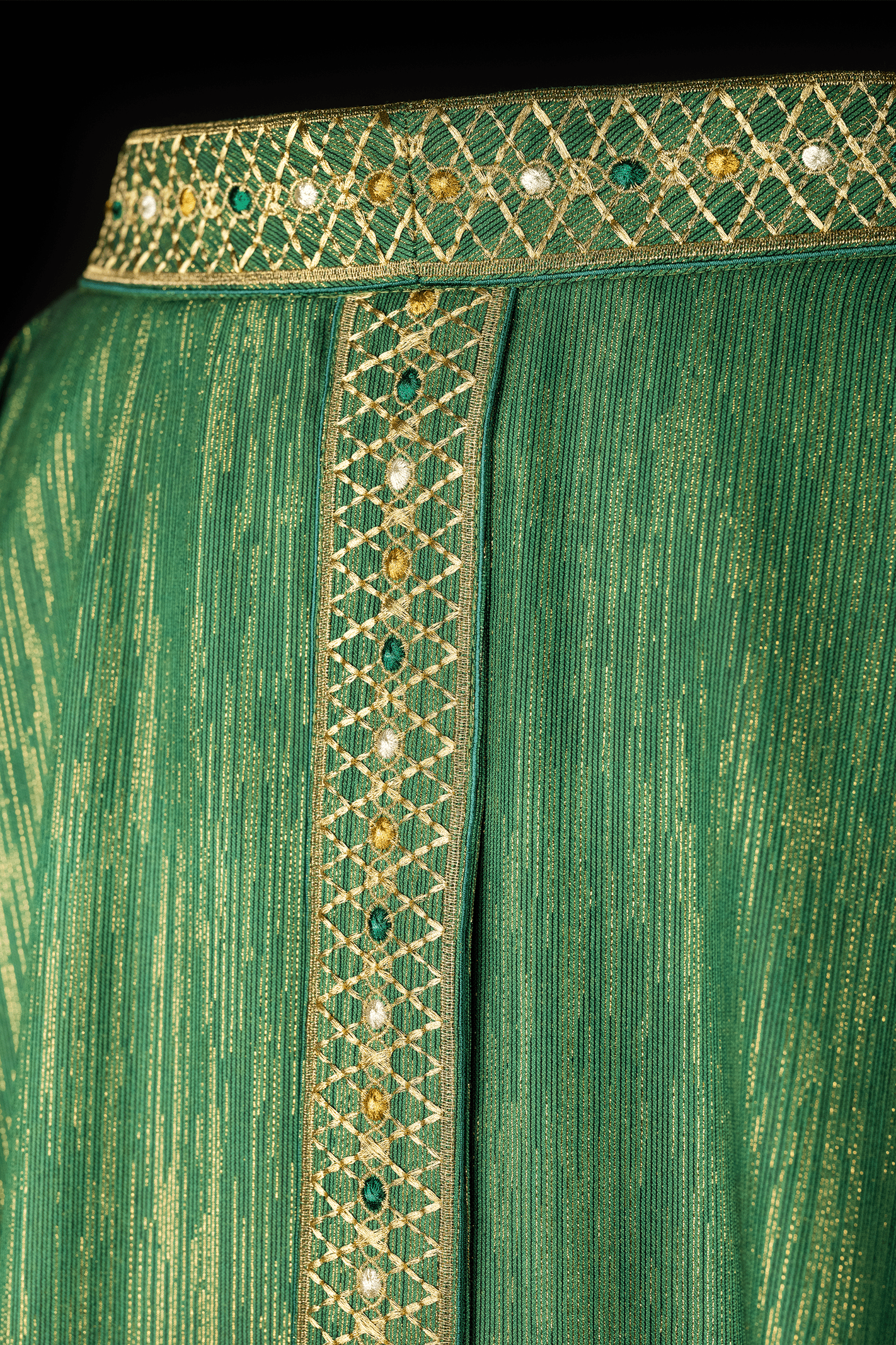 Chasuble verte avec ceinture brodée et col orné de pierres