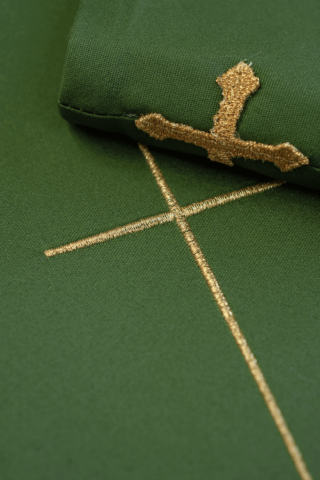 Chasuble verte avec une large croix IHS brodée de bandes dorées