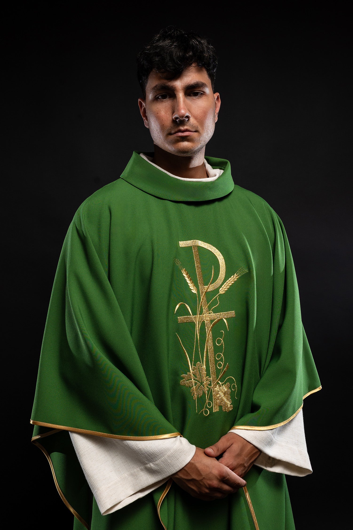 Chasuble verte avec broderie de croix dorée