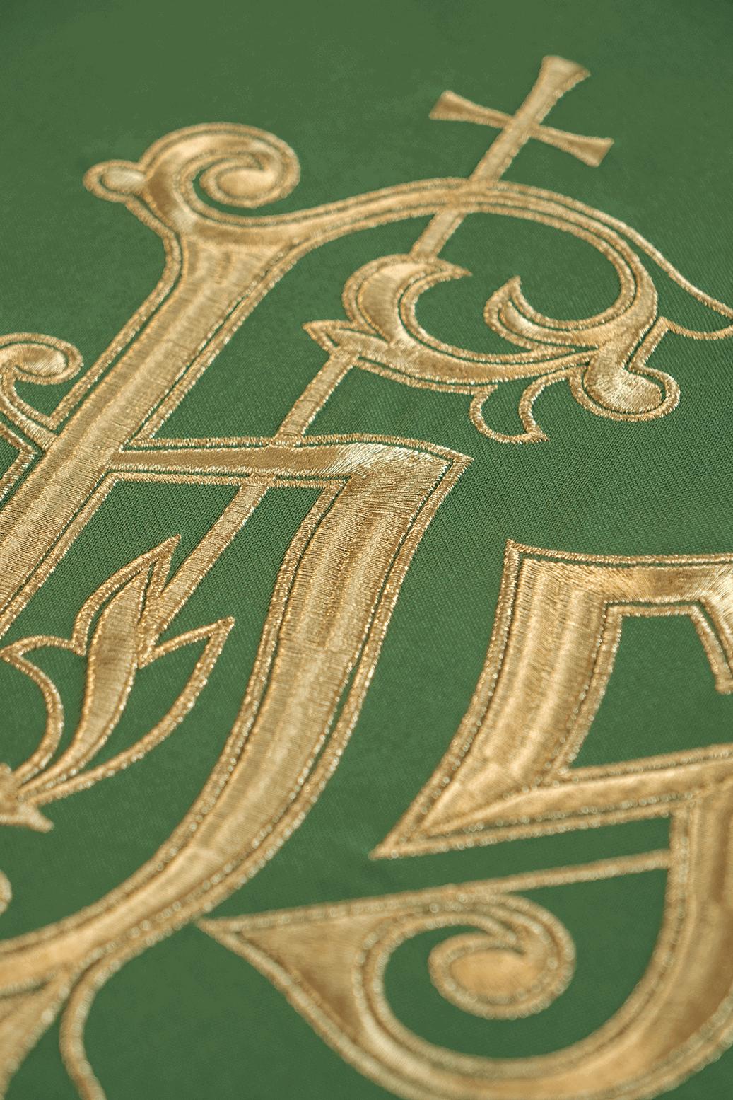 Chasuble verte avec broderie IHS dorée